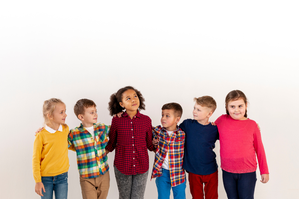 Niños con polos de colores represnetan emociones